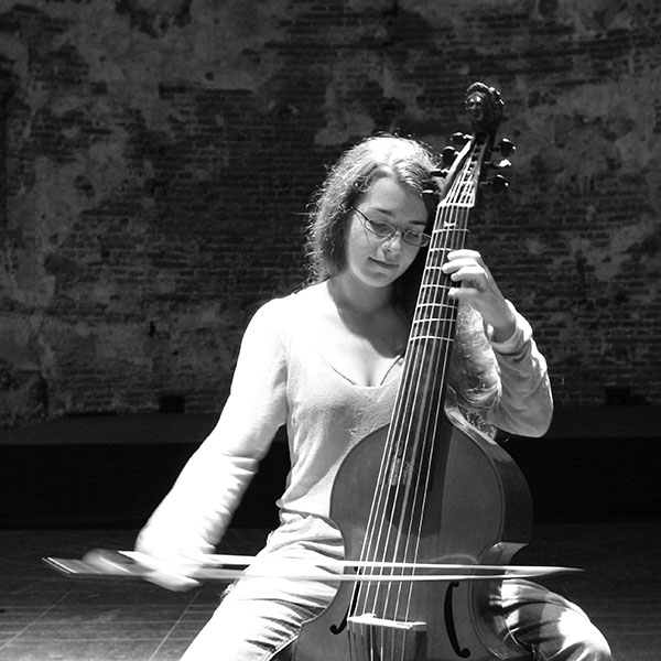Portrait de Sonia Arbouche en noir et blanc jouant de la viole de gambe