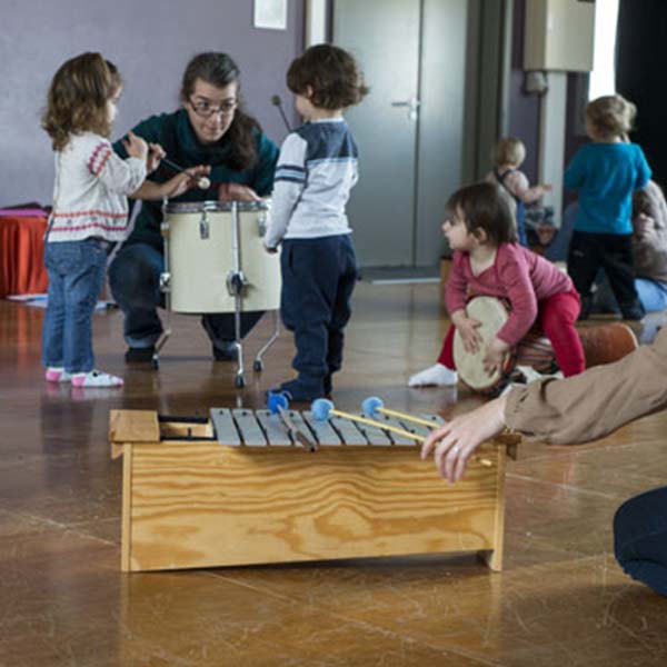 Eveil musical avec des enfants dans une école